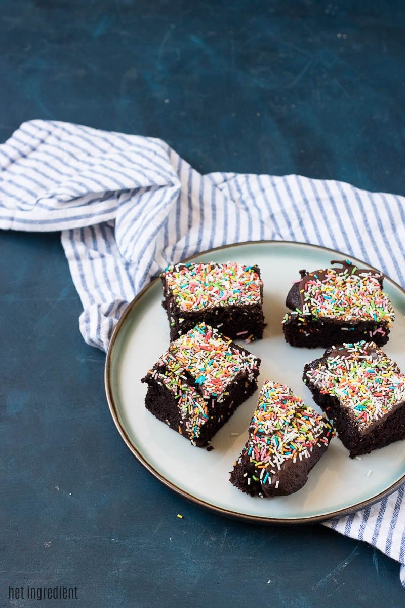 snelle chocoladecake met noten karamel en sprinkles