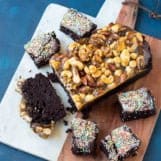 snelle chocoladecake met noten karamel en sprinkles