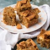 bananencake met pinda's, witte chocolade en karamel