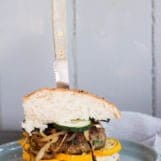 hamburger met feta en peterselie