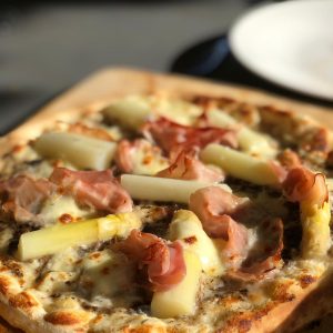 pizza-met-asperges-bechamel-truffel-en-ham