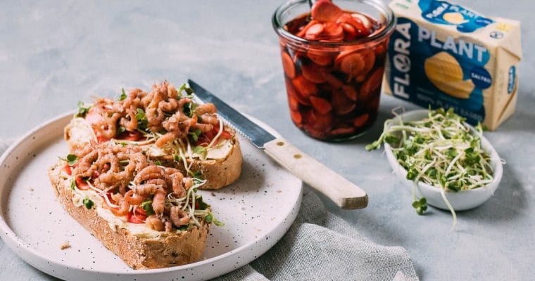 Landbrood met ingelegde radijs en Hollandse garnalen