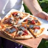 pizza met haring en zongedroogde tomaat