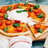 pizza met honingtomaten basilicum en burrata