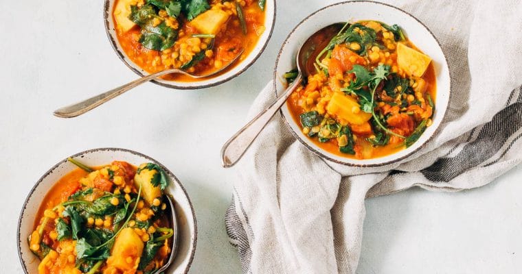 Zoete aardappel linzen curry met spinazie