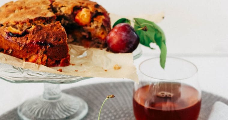 Havermout cake met pruimen en kersen