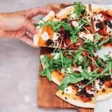 pizza met halloumi, linzen en harissa