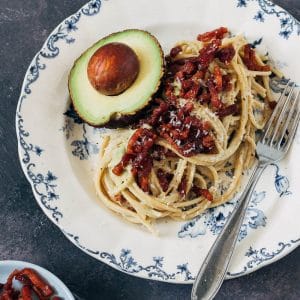 spaghetti carbonara met avocadosaus