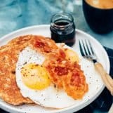 volkoren yoghurt pancakes met pancetta, gebakken ei en ahornsiroop