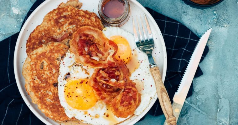 Volkoren yoghurt pancakes met pancetta, gebakken ei en ahoornsiroop