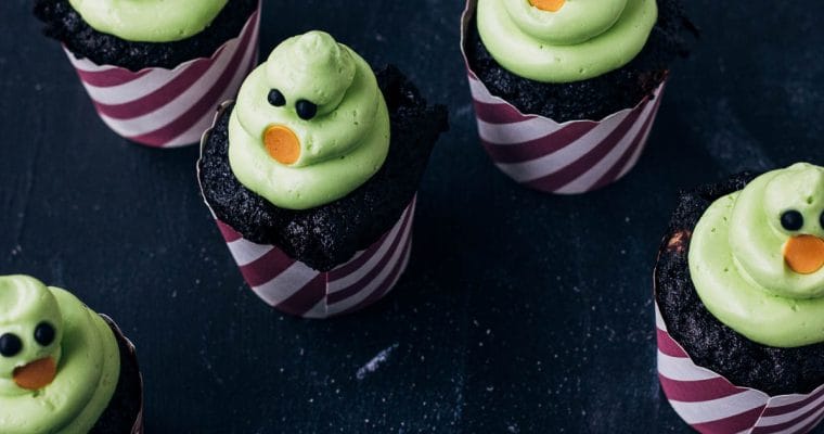 Donkere chocolade cakejes met botercrème