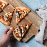pizza met zoete aardappel, feta en sardines
