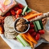 zwarte knoflook boterdip met rauwkost