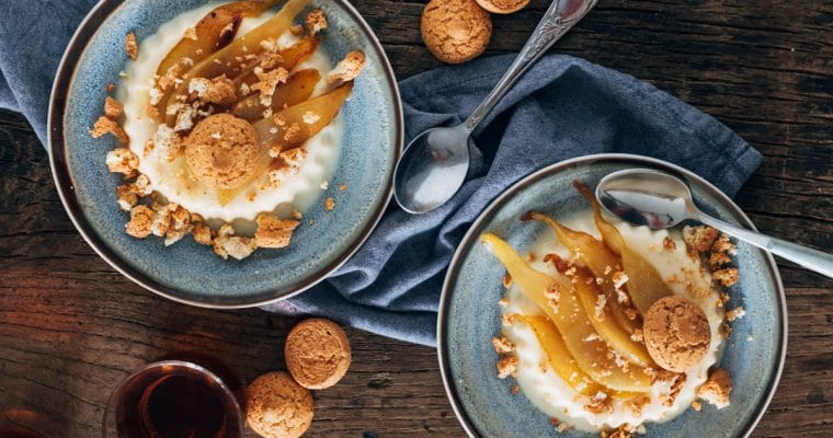 Amaretto panna cotta met gekarameliseerde peer en amaretti