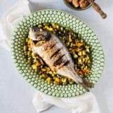 Dorade met zwarte knoflook en courgette linzenstoof