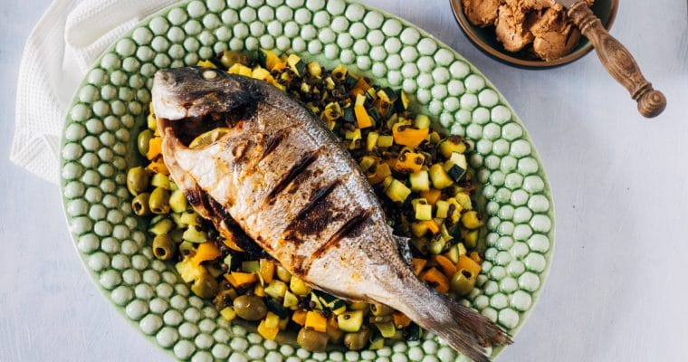 Dorade met zwarte knoflook en courgette linzenstoof