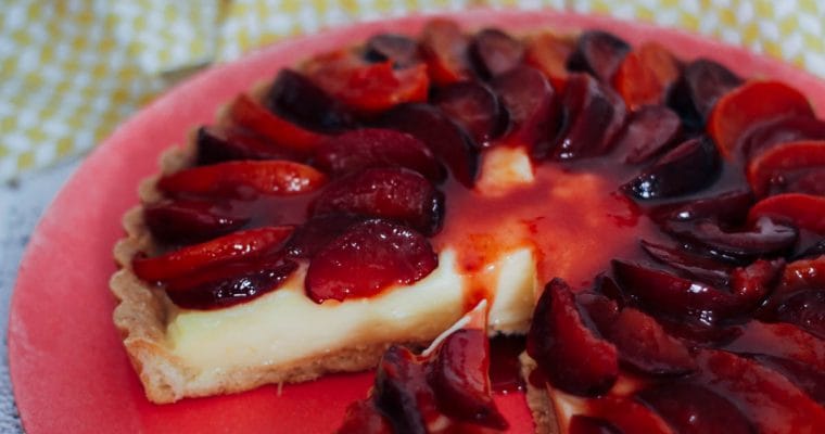 Citroentaart met gekarameliseerde pruimen en abrikozen