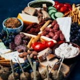 Sinterklaas borrelplank met olijven gehaktballetjes en pruimen geitenkaas hapjes