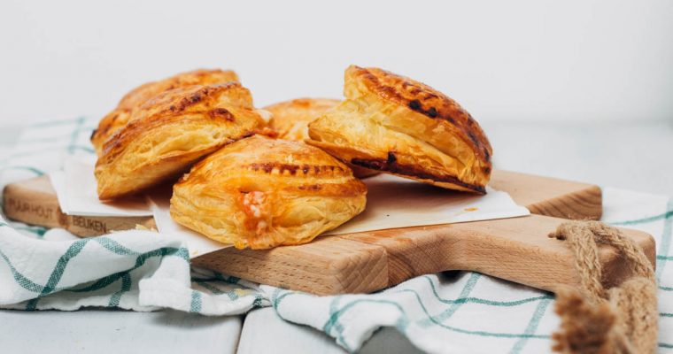 Rustici Leccesi: bladerdeeghapjes met mozzarella en ham