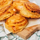 rustici leccesi- bladerdeeghapjes met mozzarella en ham-