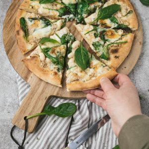 Pizza met ricotta, taleggio, witte bonen en spinazie