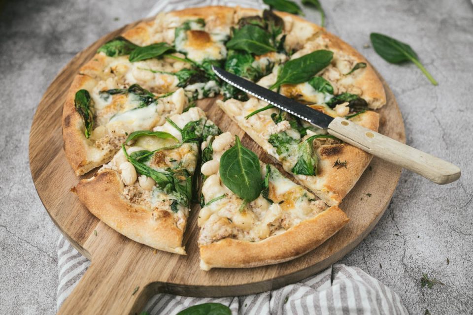 Pizza met ricotta, taleggio, witte bonen en spinazie • Deb's Bakery