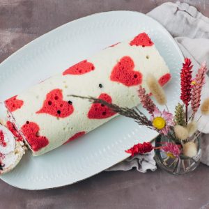 cakerol met bramenjam en vanilleslagroom voor Valentijnsdag