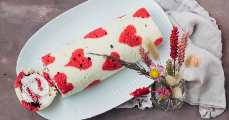 Cakerol met bramenjam en vanille slagroom voor Valentijnsdag