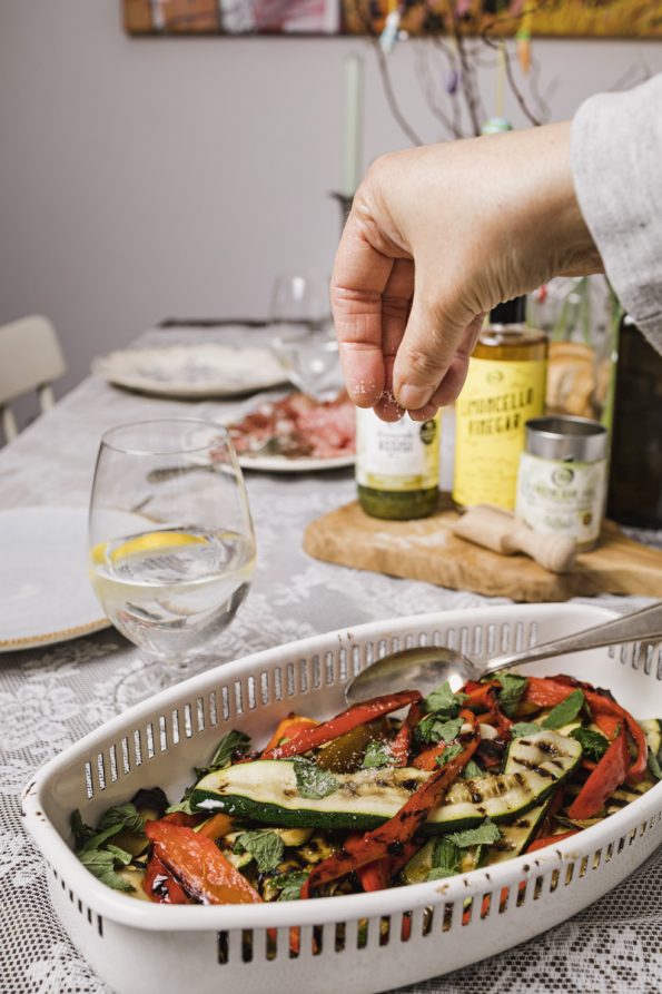 Gemarineerde Italiaanse groenten met gegrilde halloumi