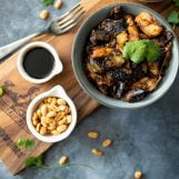 Aubergine in sticky soyasaus met jackfruit en pinda's