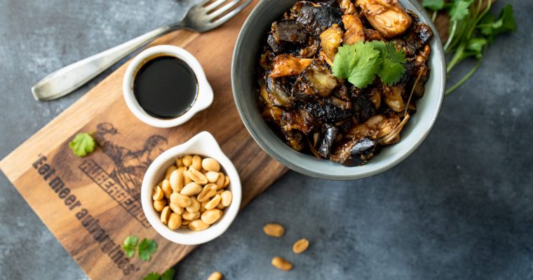 Aubergine in sticky soyasaus met jackfruit en pinda’s