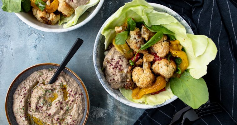 Geroosterde bloemkool en paprika salade met baba ganoush