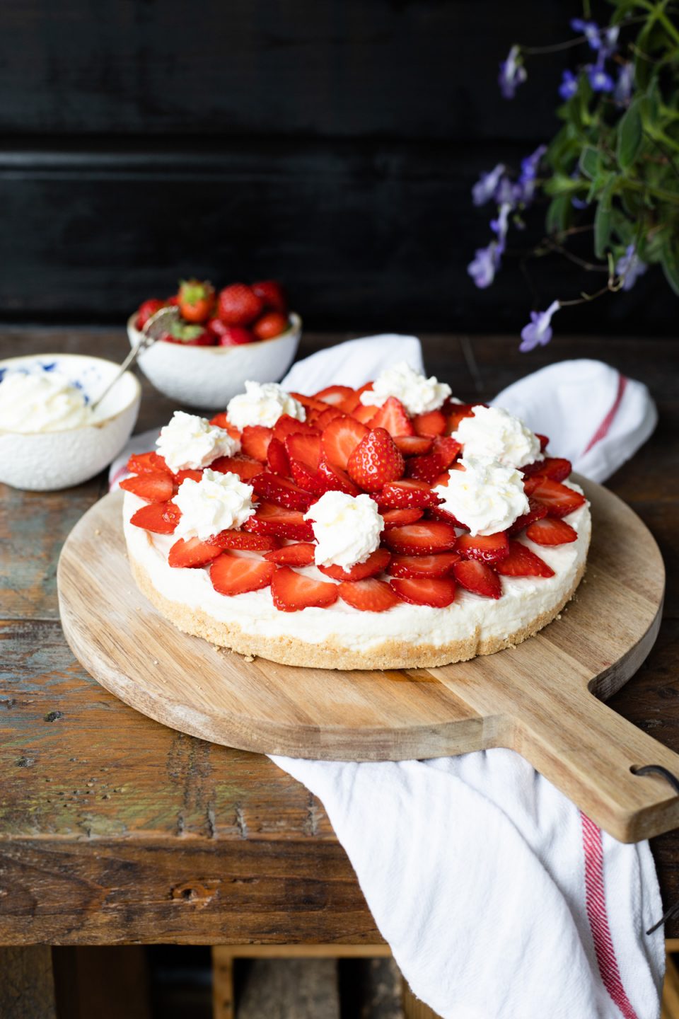No bake aardbeien ricottataart met kaneelbodem
