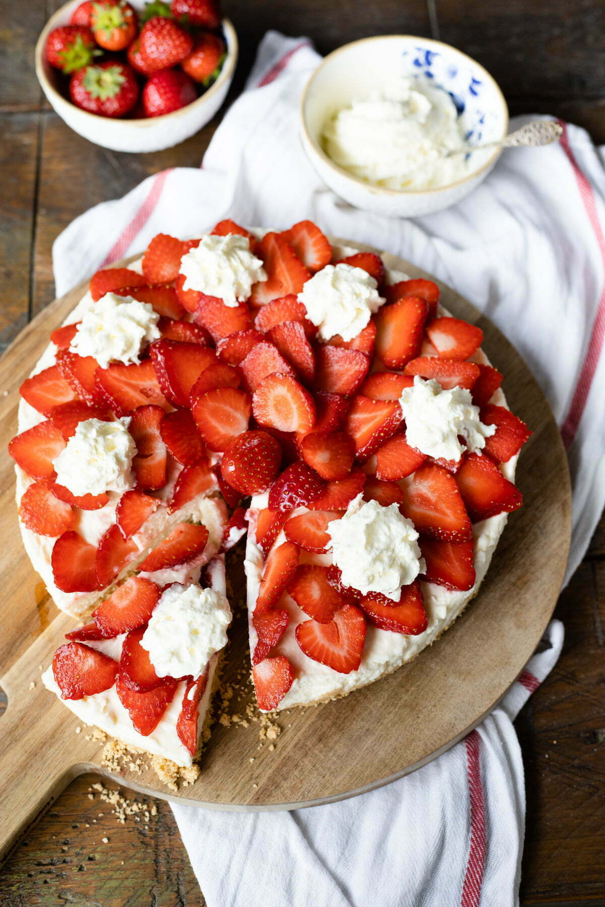 No bake aardbeien ricottataart met kaneelbodem