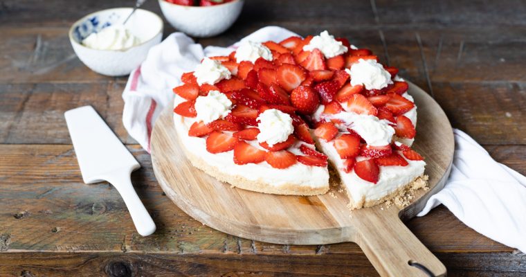 No bake aardbeien ricottataart met kaneelbodem