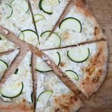 Pizza met geitenkaas, courgette en gerookte citroenolie