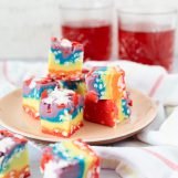regenboog fudge van witte chocolade met gepofte rijst