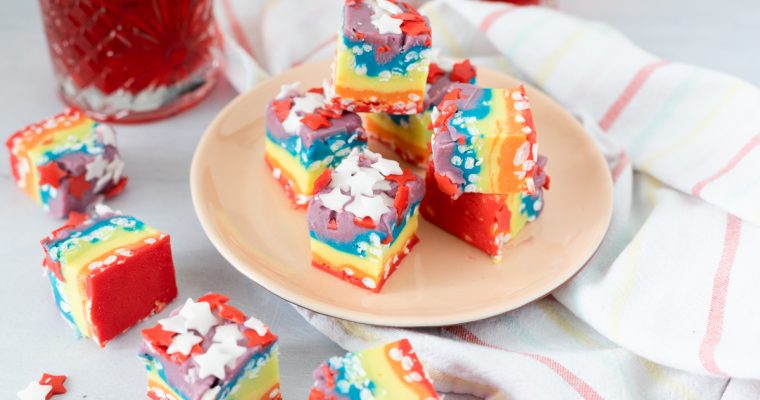 Regenboog fudge van witte chocolade met gepofte rijst