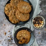 Chocolate chip koeken met hazelnoten en karamel fudge
