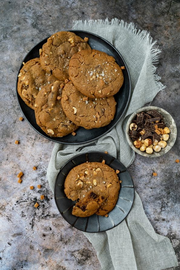 Chocolate chip koeken met hazelnoten en karamel fudge