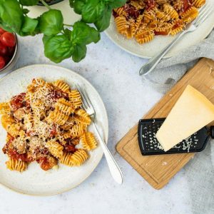 pasta met geroosterde tomaten, worst en chorizo
