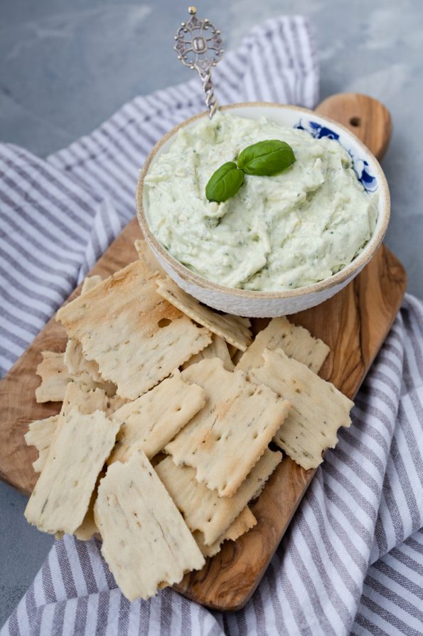 romige oude kaas pesto dip