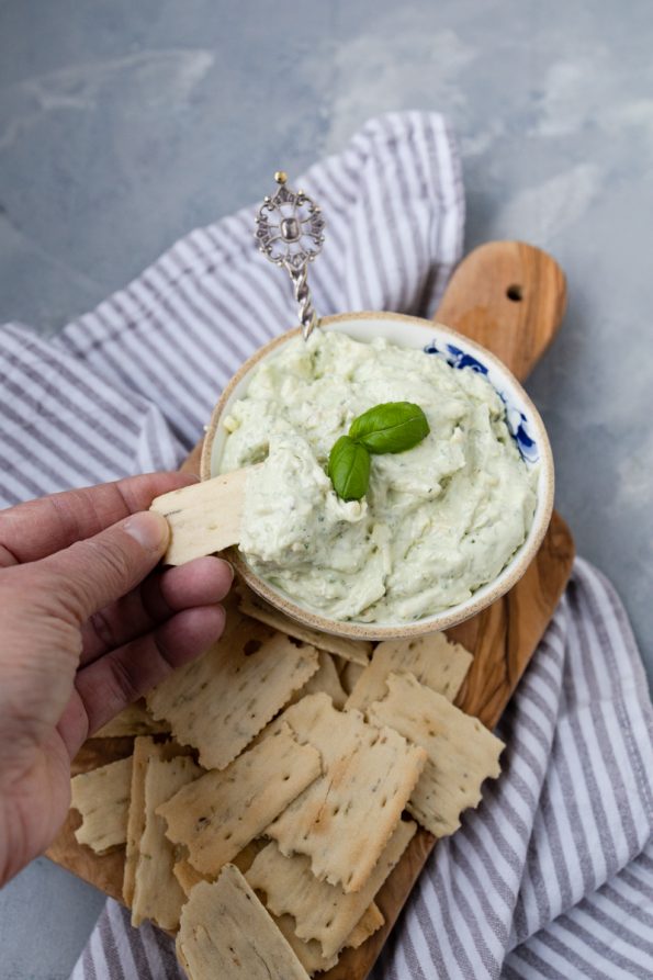 romige oude kaas pesto dip