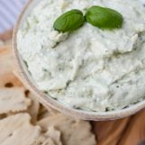 romige oude kaas pesto dip