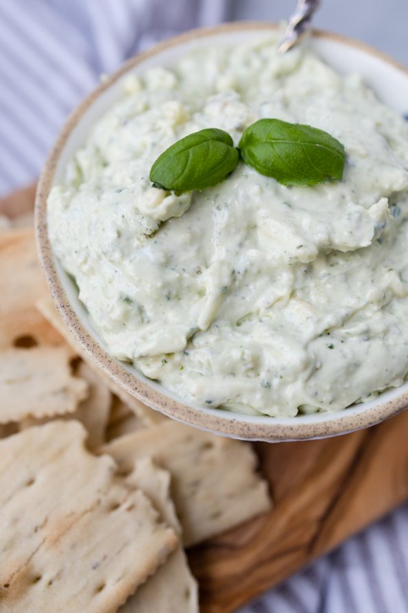 romige oude kaas pesto dip