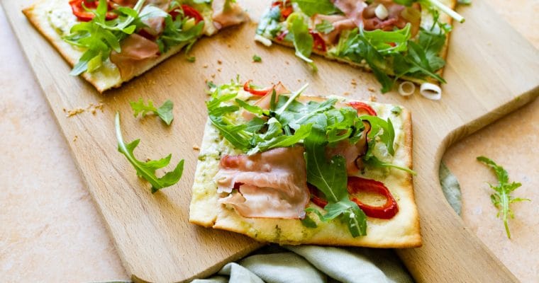 Flammkuchen met ham, lente-ui, paprika en heks´nkaas