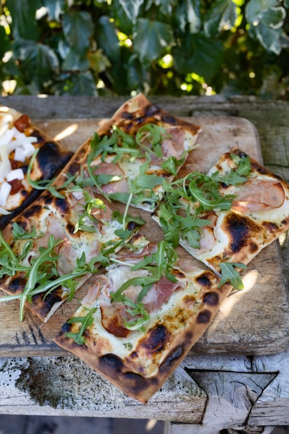 flammkuchen met ham, rucola en heks'nkaas