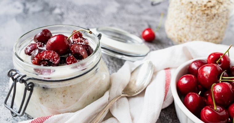 Overnight oats met kokos en kersen