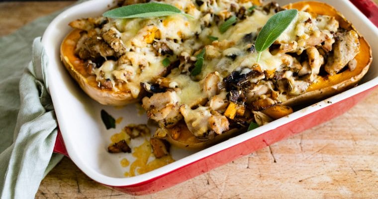 Gevulde pompoen met paddenstoelen en kip