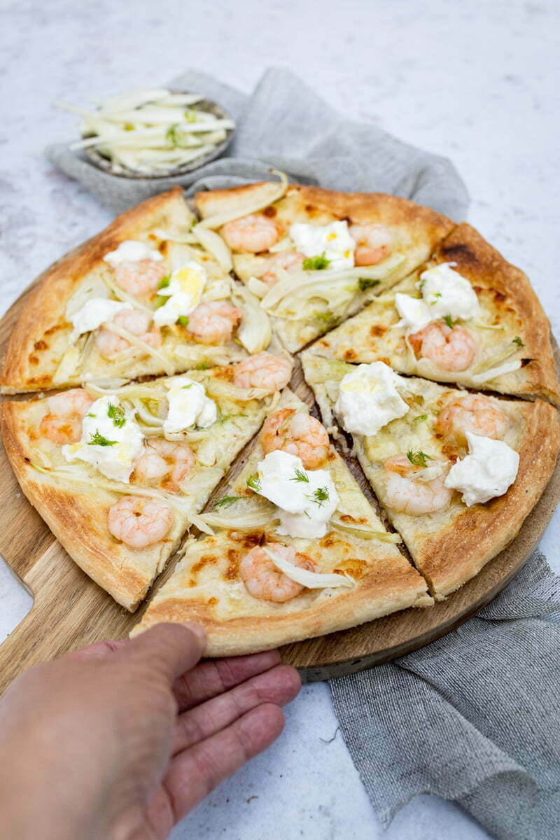 Pizza bianca met burrata, venkel en garnalen